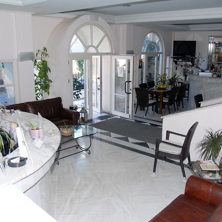Amanda Hotel การ์โลวาซี ภายนอก รูปภาพ